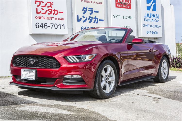 グアムでオープンカーに乗ってリゾート旅行を満喫